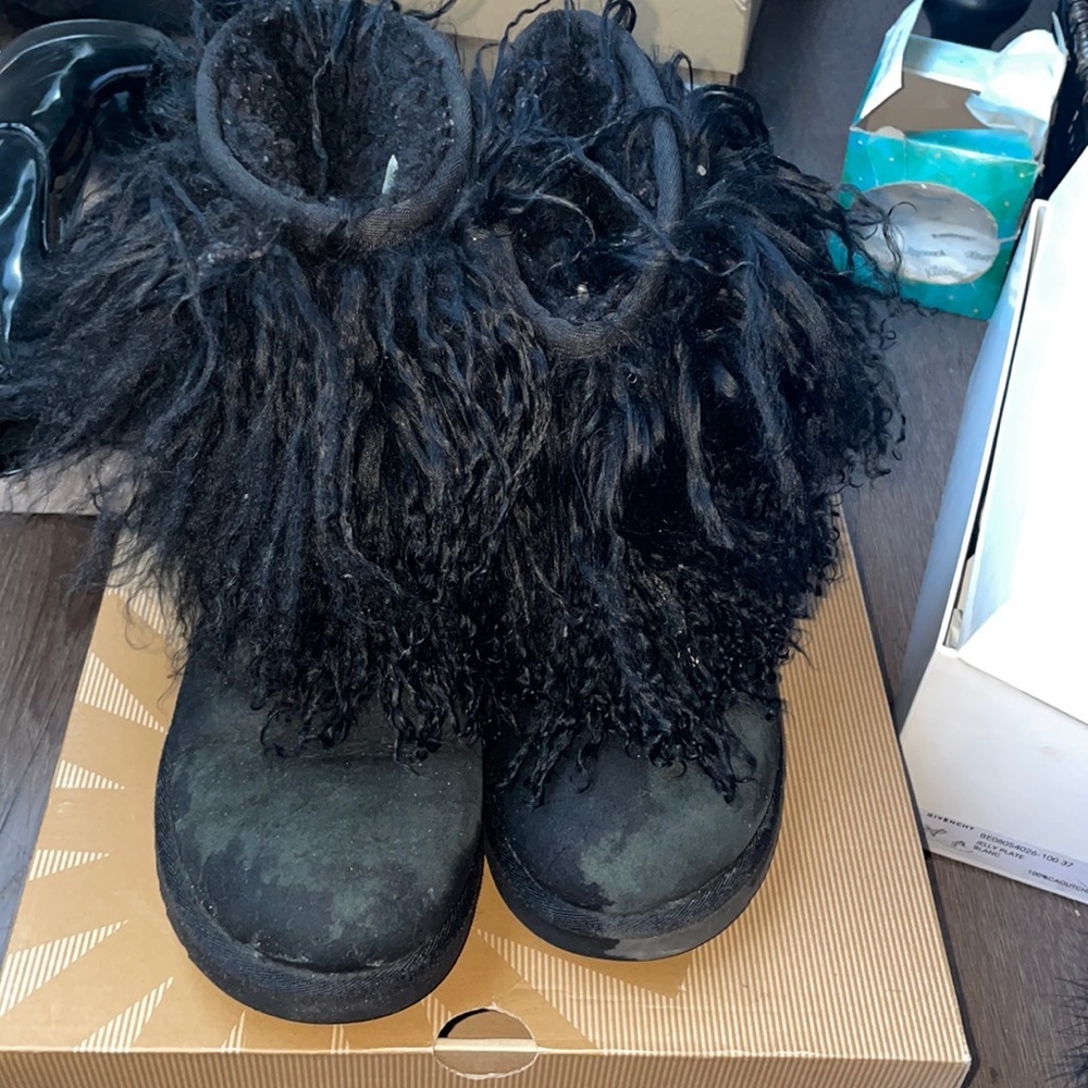 Black short sheepskin cuff boots